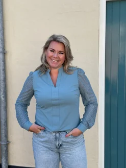 Blouse Mirthe travelstof smoke blue