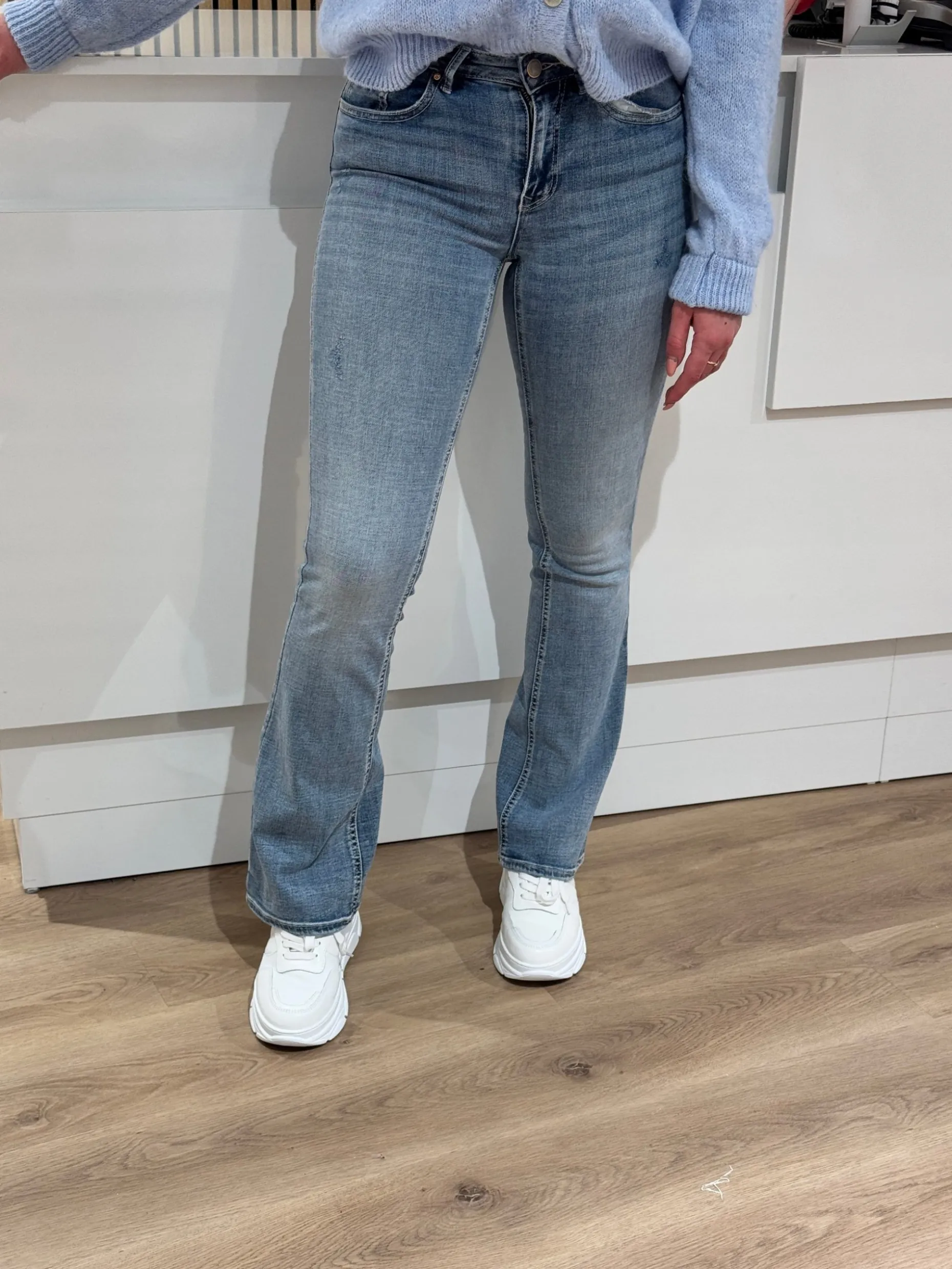 Jeans Flash flared light blue (lengtemaat 34) – Vero Moda