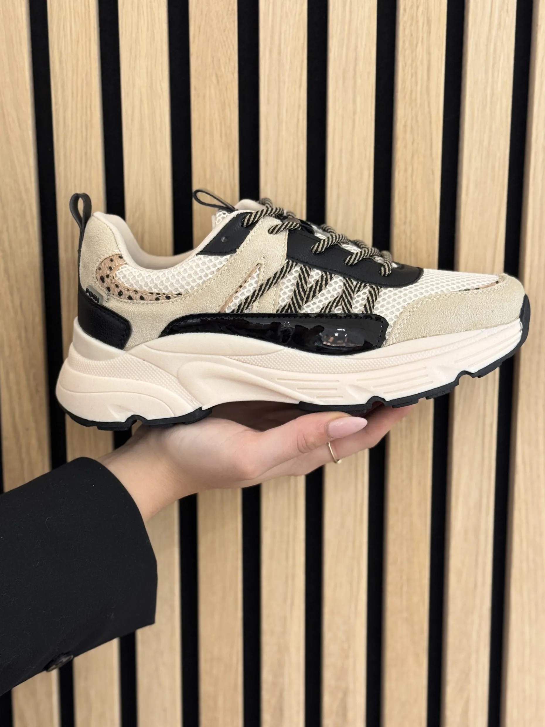Sneakers beige with black