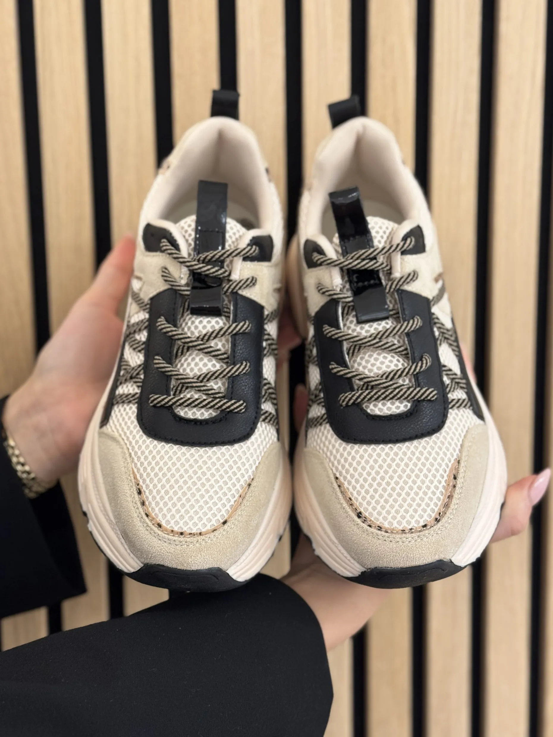 Sneakers beige with black