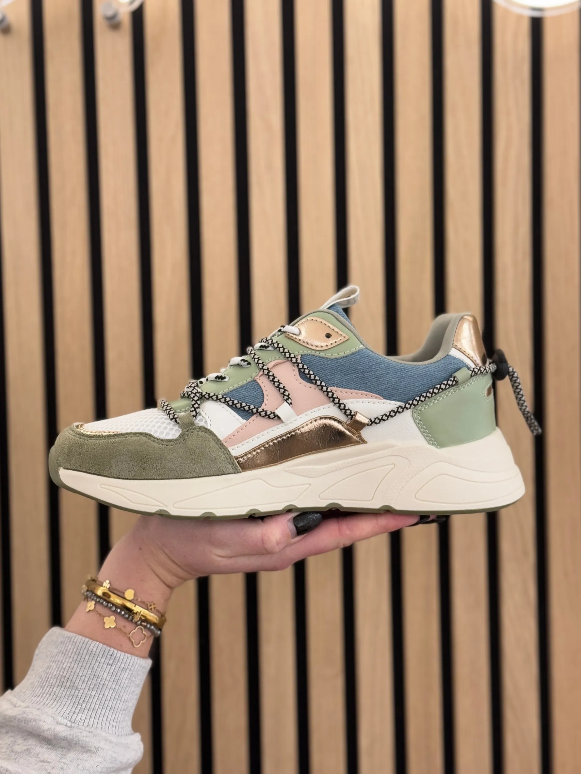 Sneakers green with combination