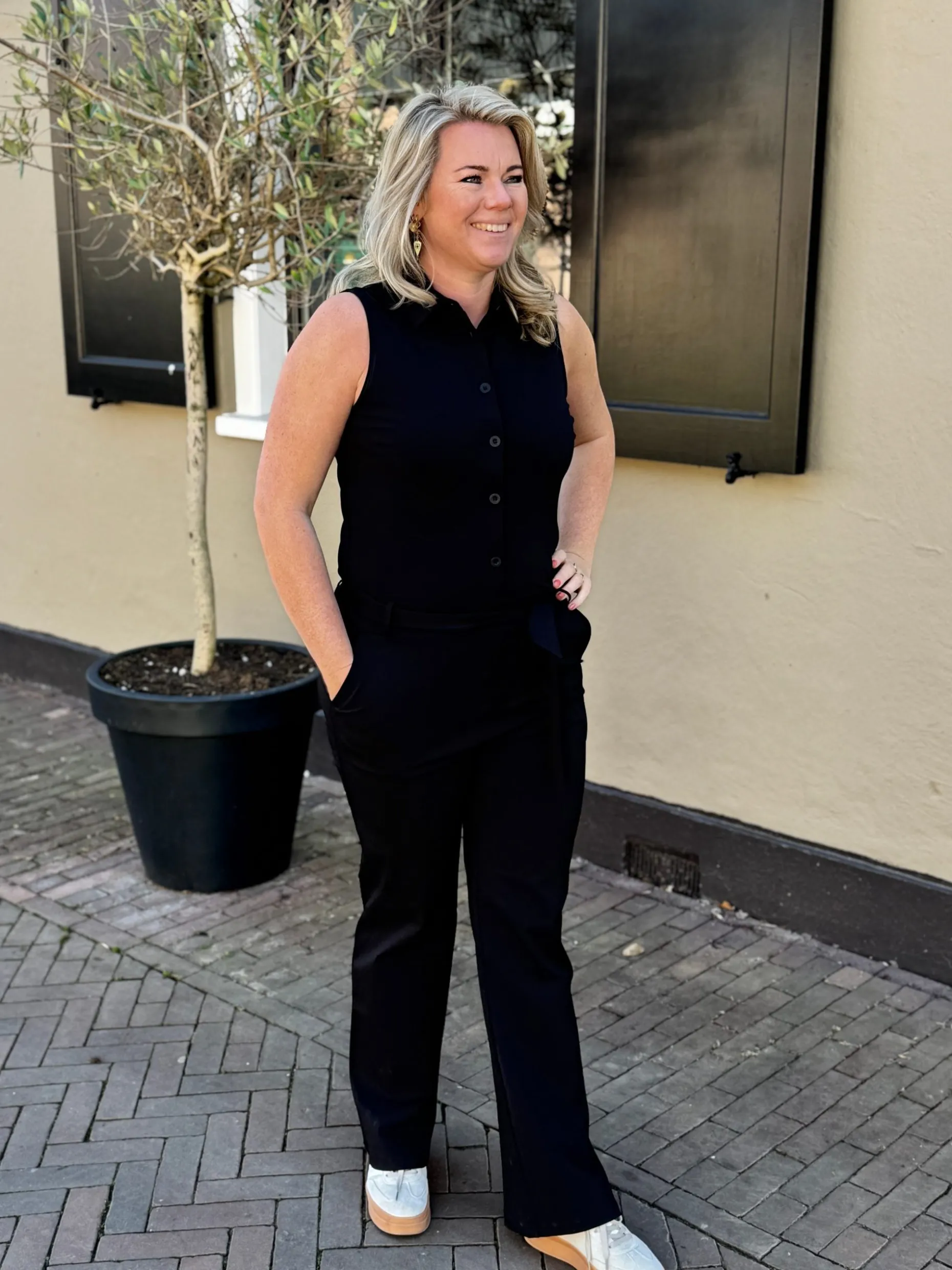 Travelstof jumpsuit mouwloos zwart