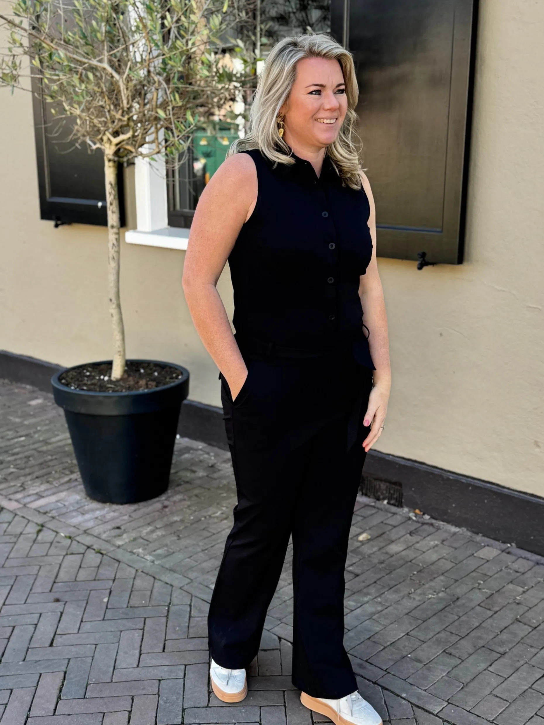 Travelstof jumpsuit mouwloos zwart