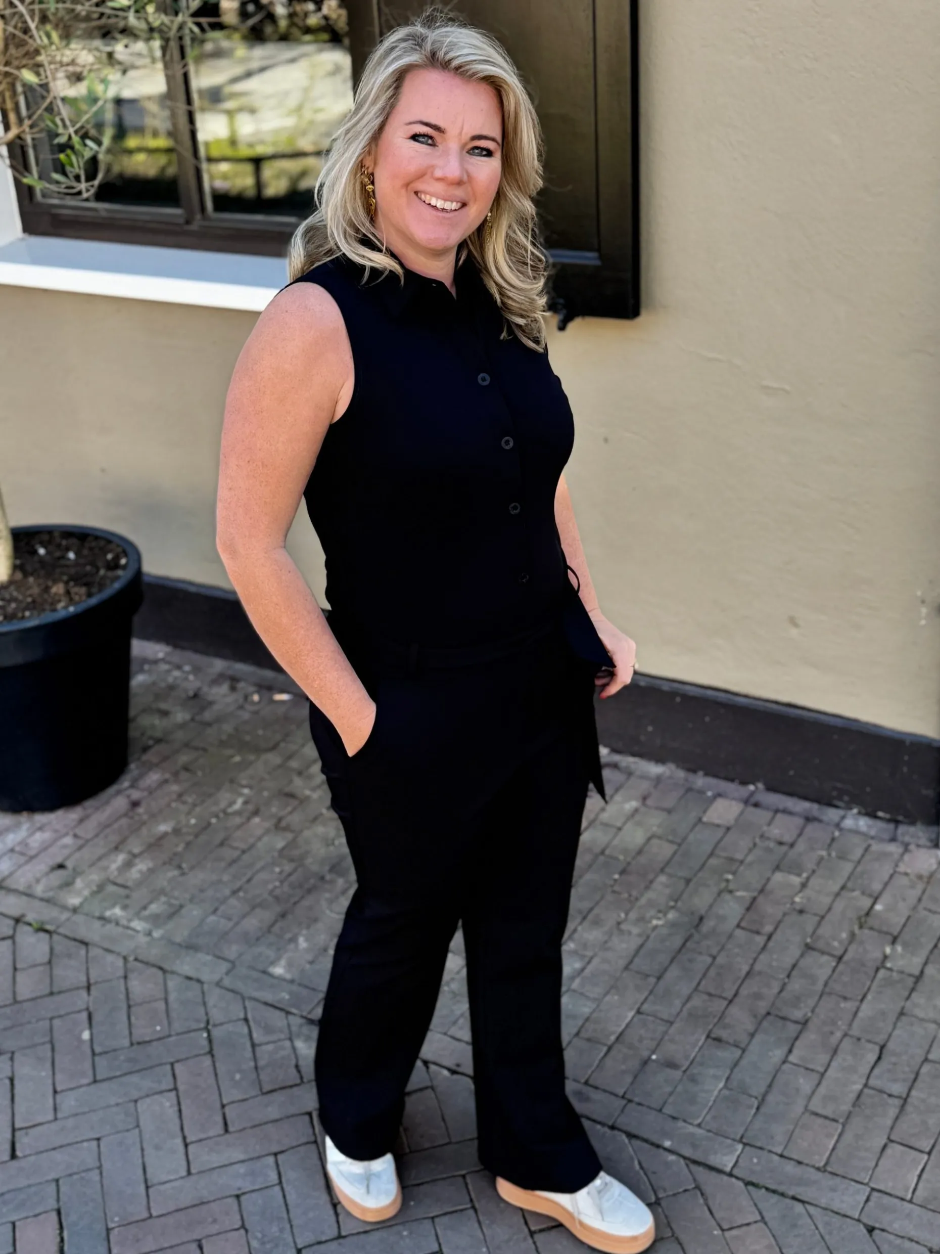Travelstof jumpsuit mouwloos zwart